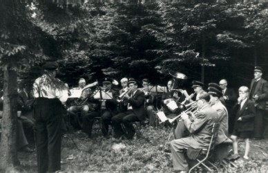 1954 auf dem Sportplatz in Hövel